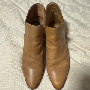 Free People Charm Double V-Cutout Chelsea Boots, Camel leather. Size 41